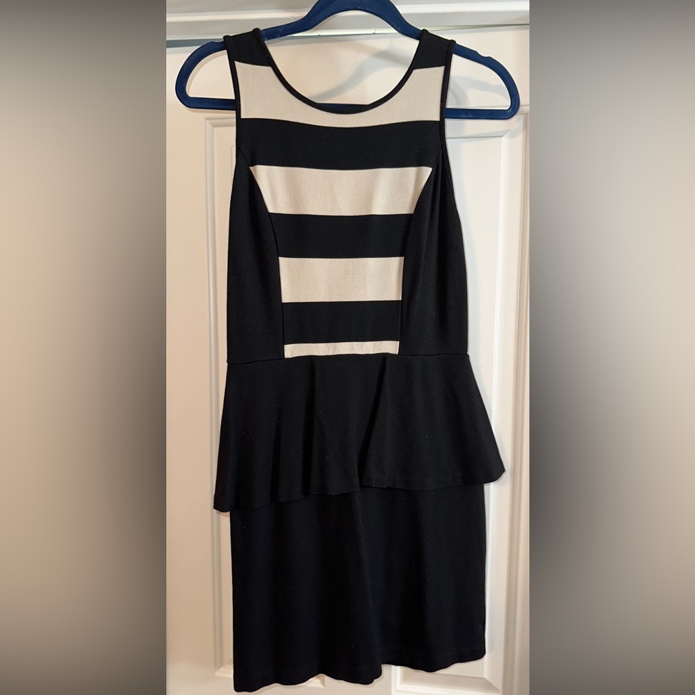 Super cute Kensie dress, worn once, size small.